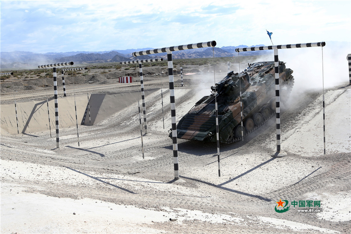 战车快速通过反坦克壕。