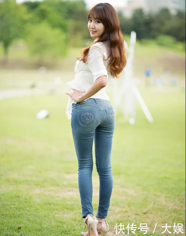 图说一条紧身裤就穿搭出性感时尚美的身材应该