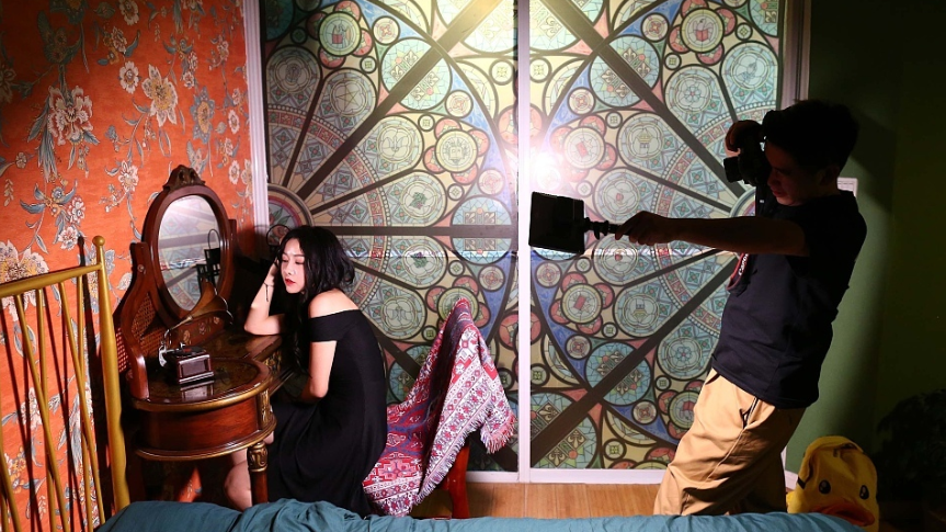 95后男孩为270个姑娘拍私房 月入两万 95后男孩为270个姑娘拍私房 月入两万