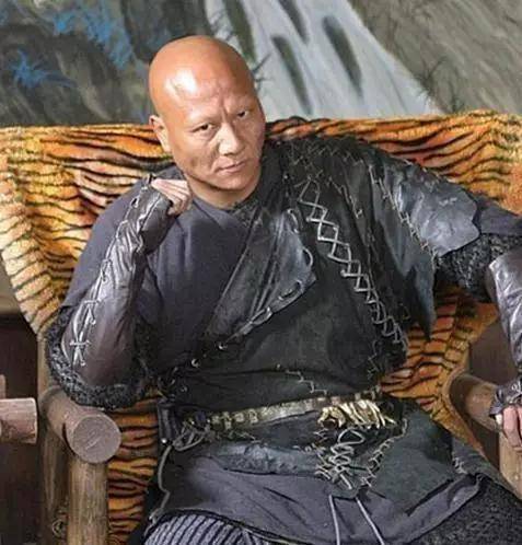 一生只演坏蛋,让观众恨的牙痒痒,却娶到了还珠格格里的她