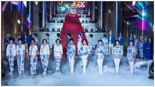 她把东方中老年端庄典雅之美传向世界~