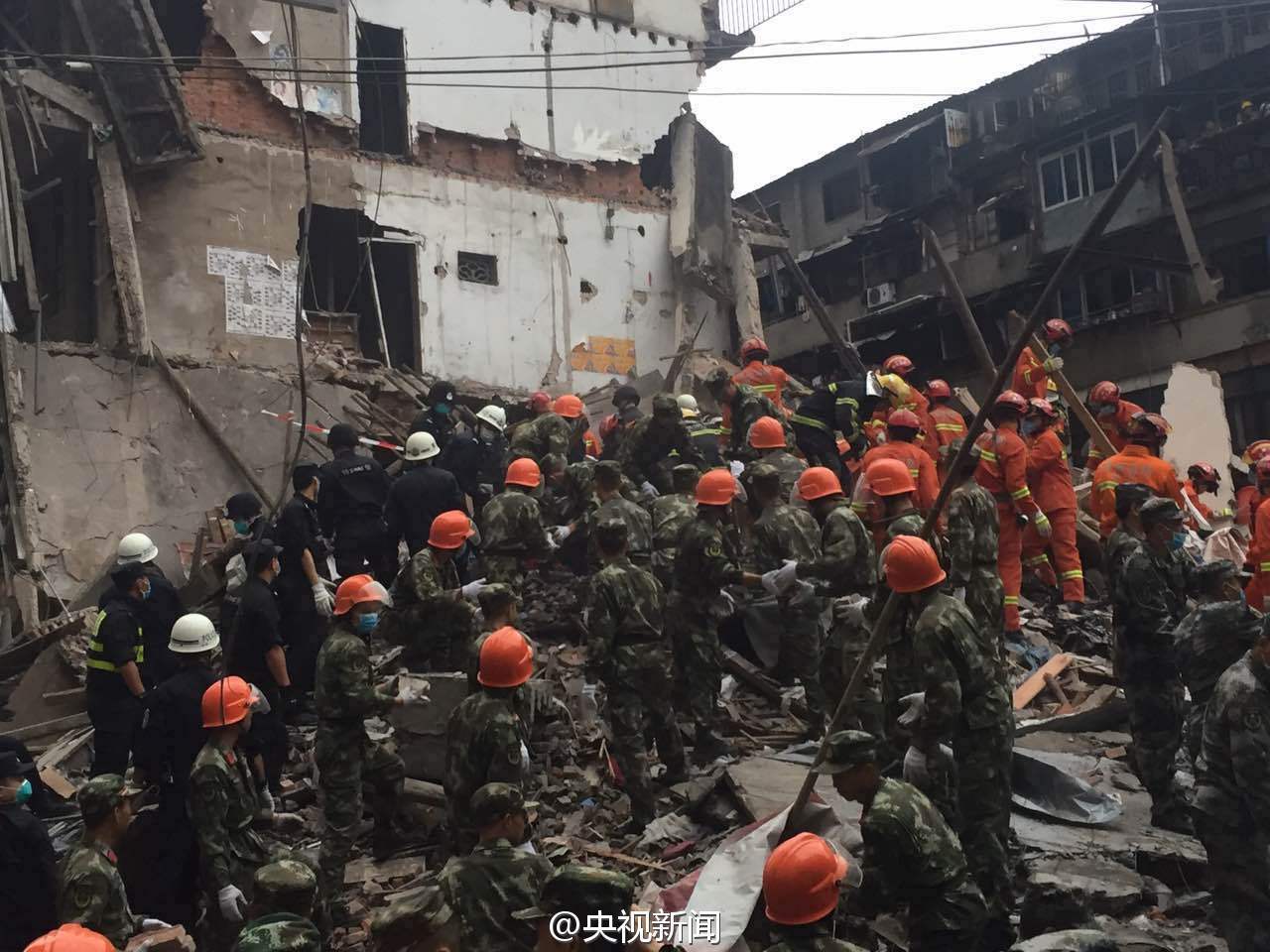 截至早上9时30分，温州市、鹿城区两级党委政府已组织调动军分区现役部队70人、民兵80人，公安400人，消防10个中队130人，武警50人，大型机械设备8台， 17辆急救车60多人的医疗急救力量，在现场开展救援。