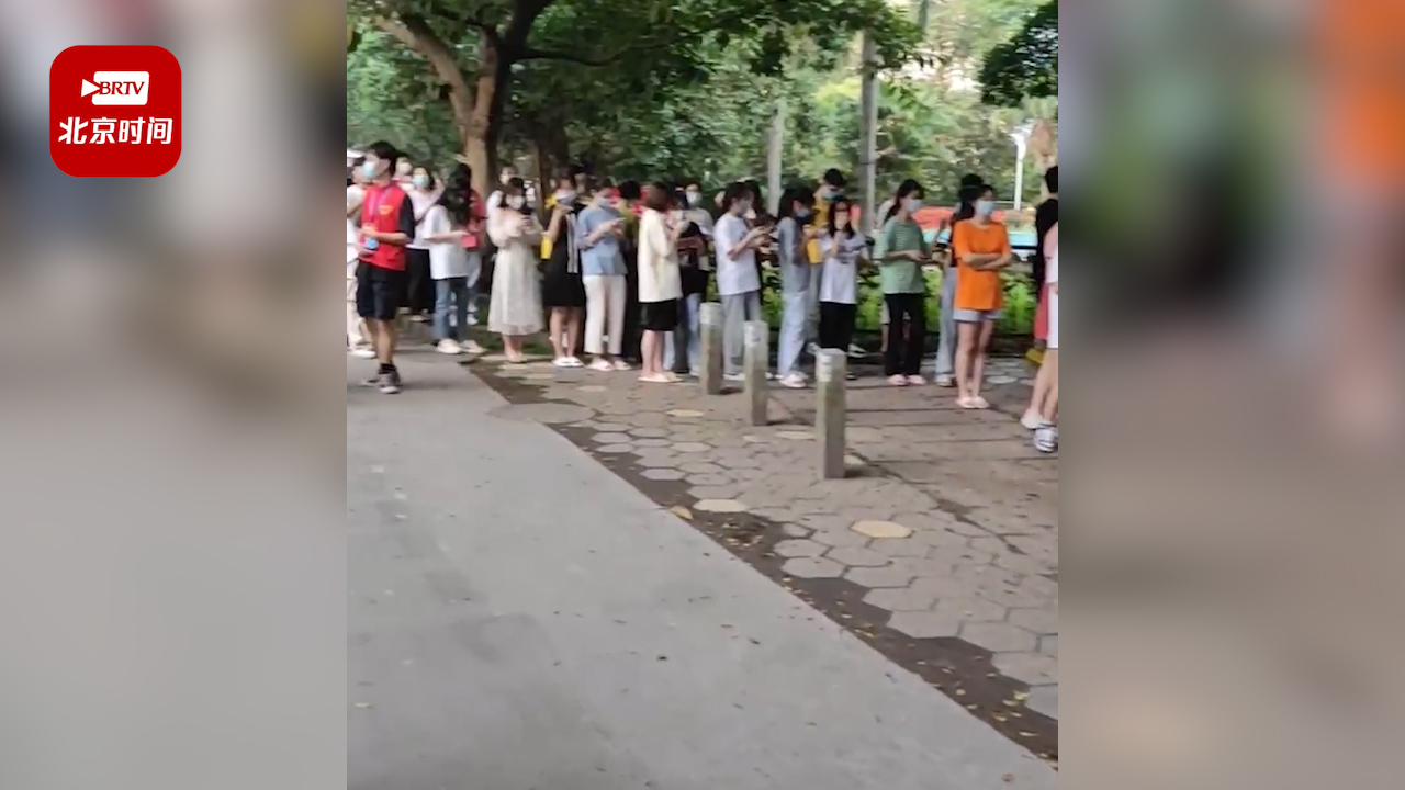 梧州学院学生排长队为东航坠机乘客献血：提前为抢救做好准备！