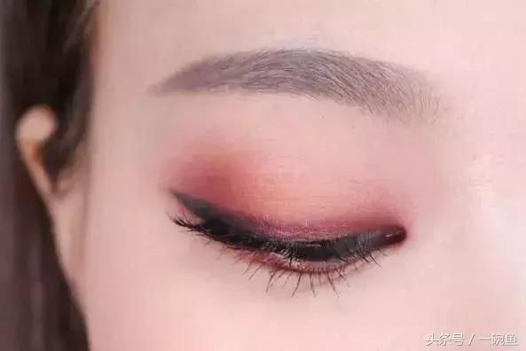 她们靠单眼皮美成东方高级脸,割成欧式大双的