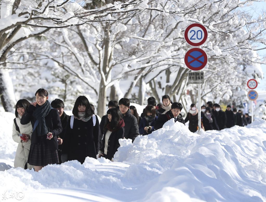 2018日本大学统一高考,学生们踏雪入考场,有人