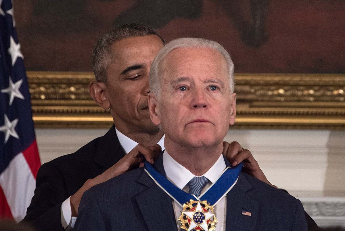 奥巴马突然给拜登授勋 老人感动落泪