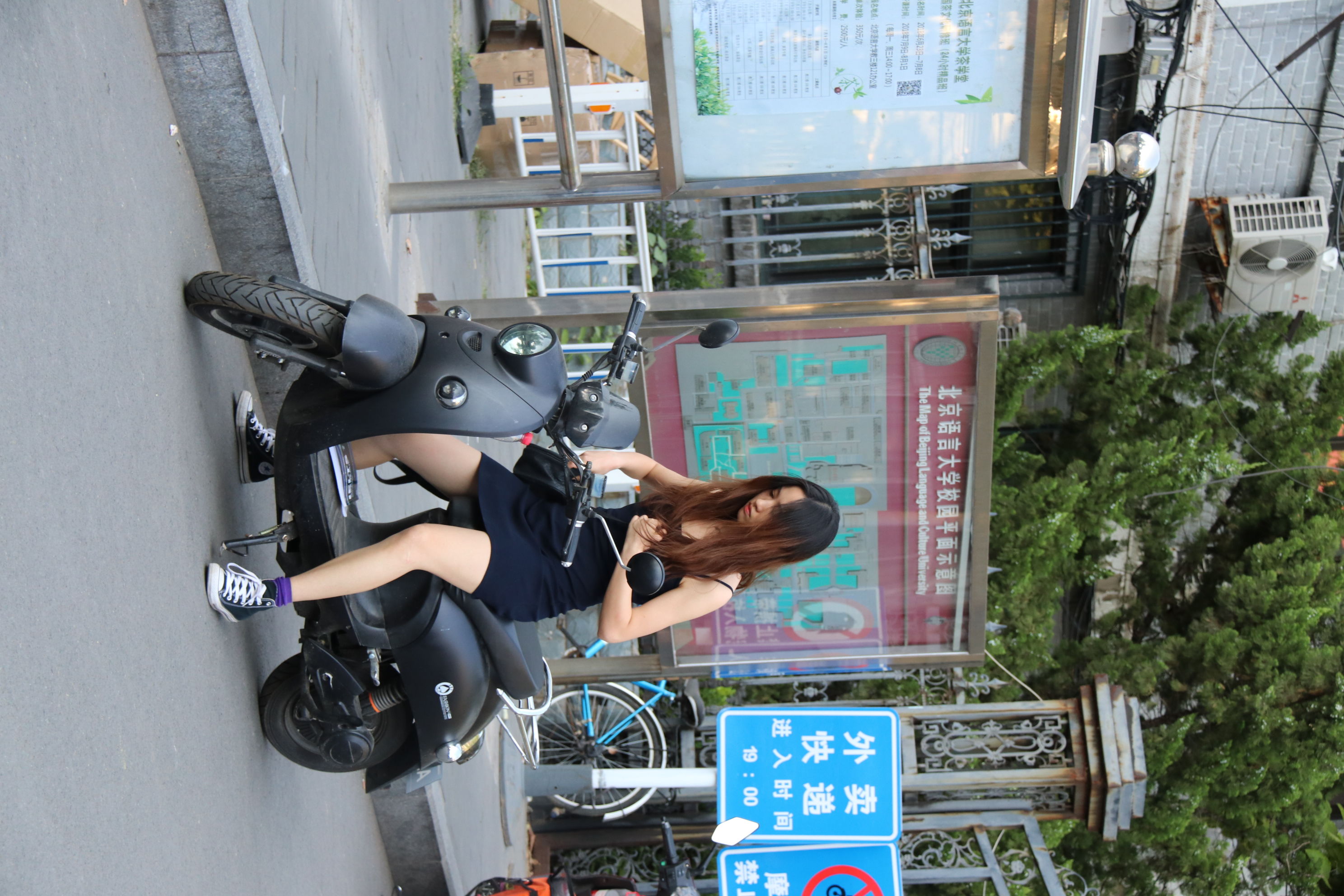 街拍:北京语音大学操场美女多,国外小姐姐又白