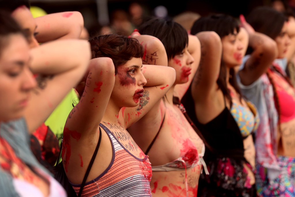 当地时间2016年10月19日，智利圣地亚哥，妇女抗议针对女性暴力行为。10月8日，阿根廷一名16岁少女放学路上被三名男子掳走，最终被迫害致死。   这个少女遇害事件只是一系列迫害女性的案件之一，很多犯罪通常是由其丈夫、男朋友、家庭成员或受害者的熟人实施的。据统计，在阿根廷，每30个小时，就会有一名女性在这种犯罪中死亡。