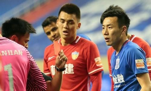 中国足协用var玩儿死大连足球!有什么好处?