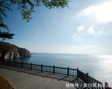 大连城市居民最会赚钱,河边钓鱼现场给游客卖