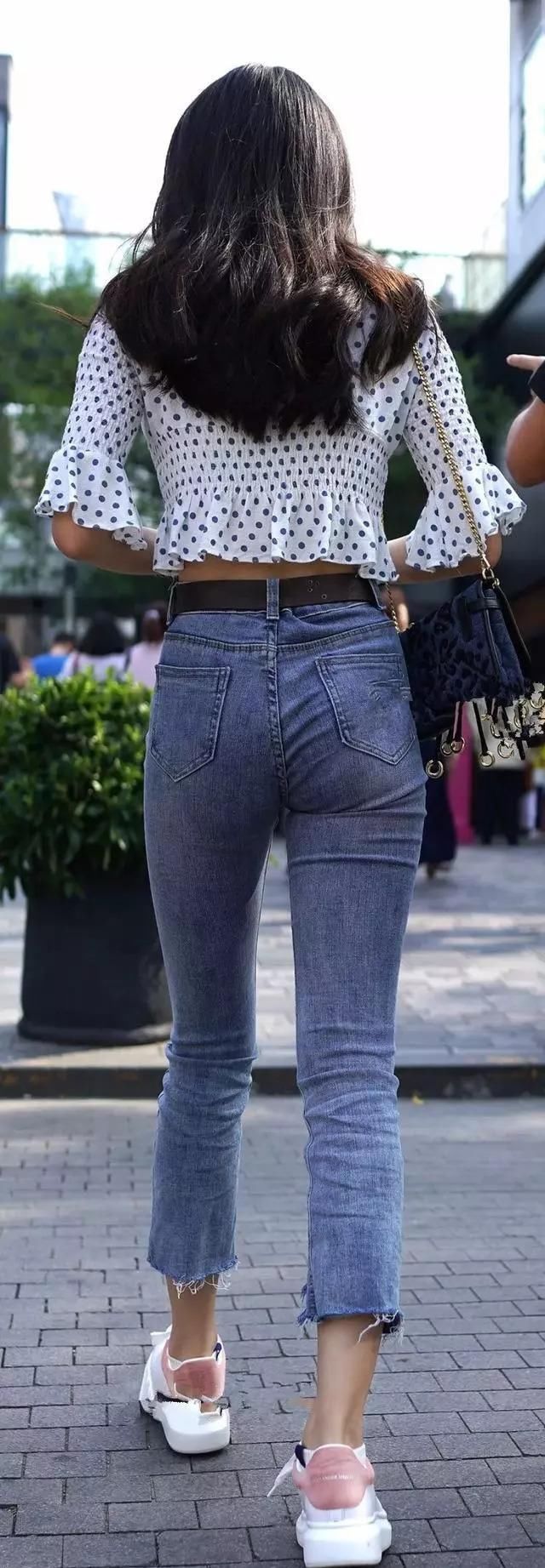 黑色斑点体恤搭配九分牛仔裤,文艺青年富有知