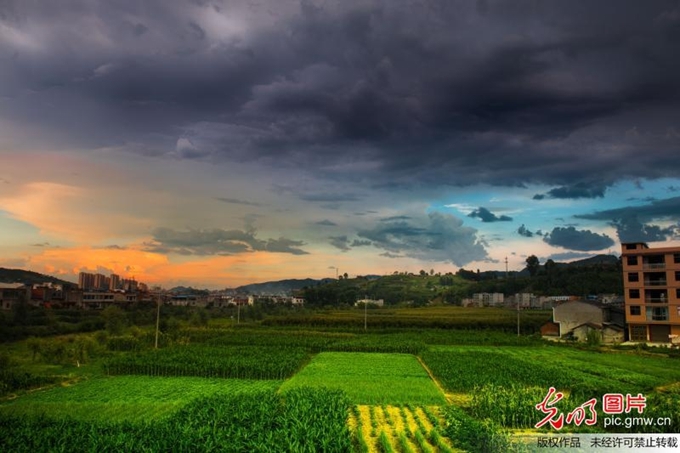 竹溪县呈现东边日出西边雨 景观