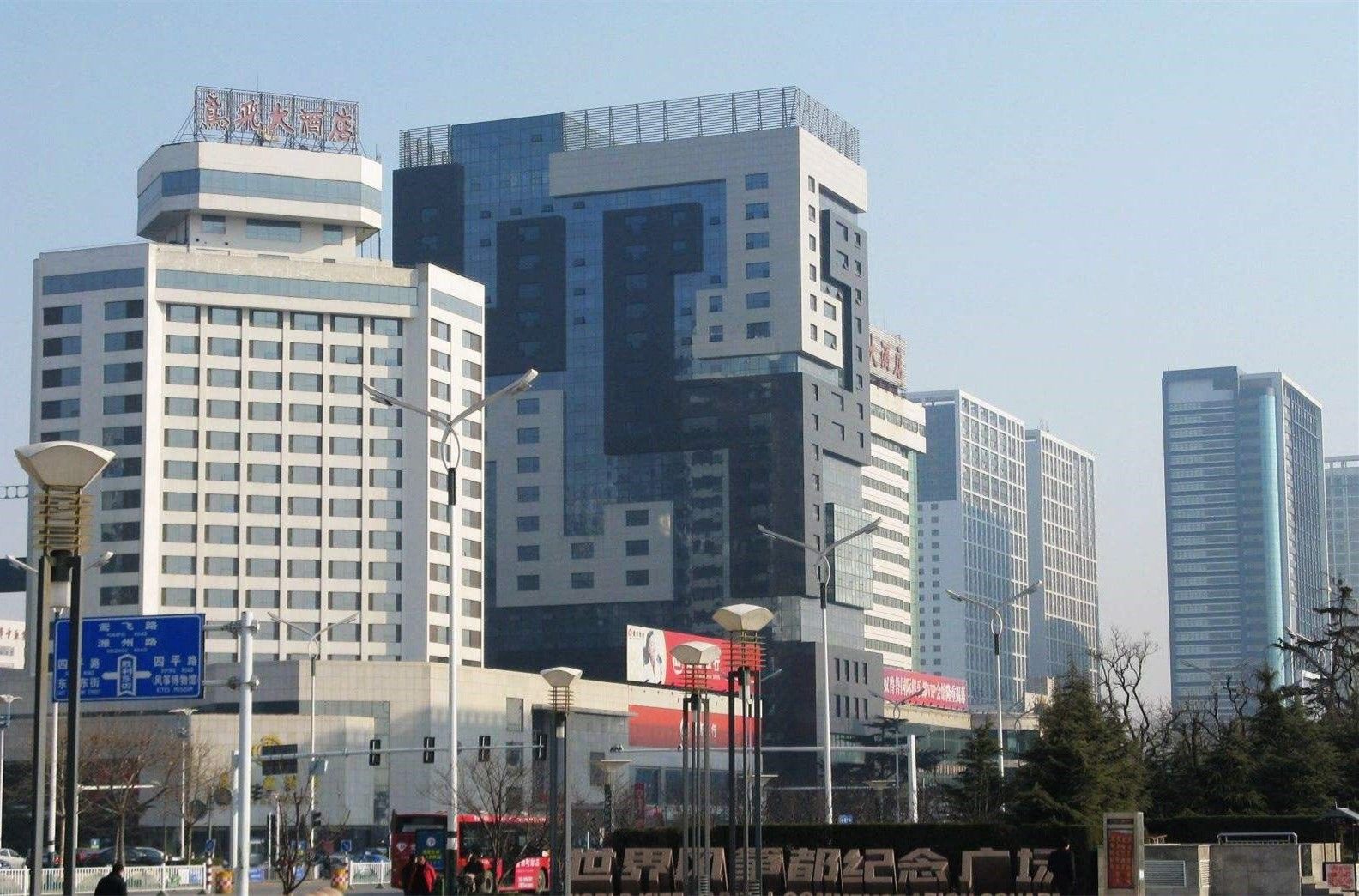 山东第二人口大市,人口超900万,拥有高铁站和