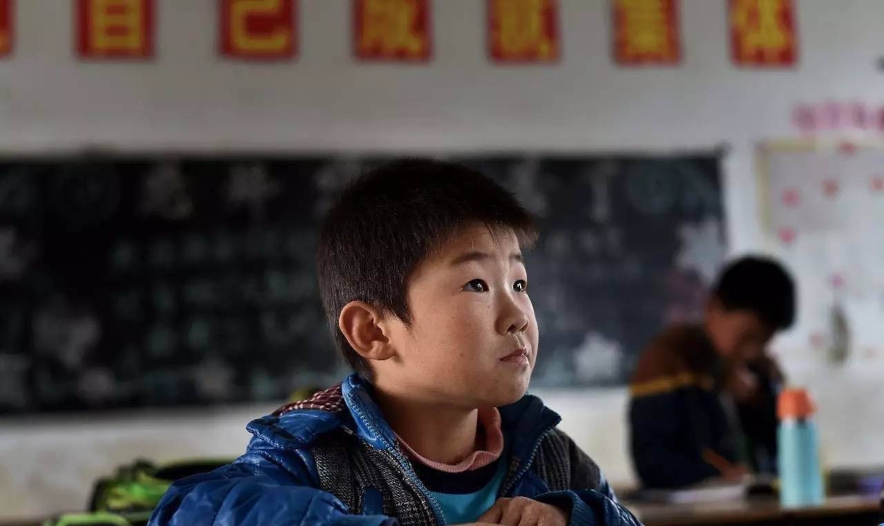 实拍农村留守儿童:父母外出打工 一年见一次