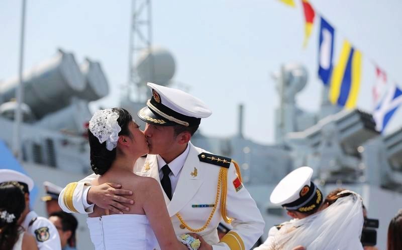9月24日，东海舰队某驱逐舰支队为因任务推迟婚期的官兵们举办了一场集体婚礼，35对新人喜结伉俪。
