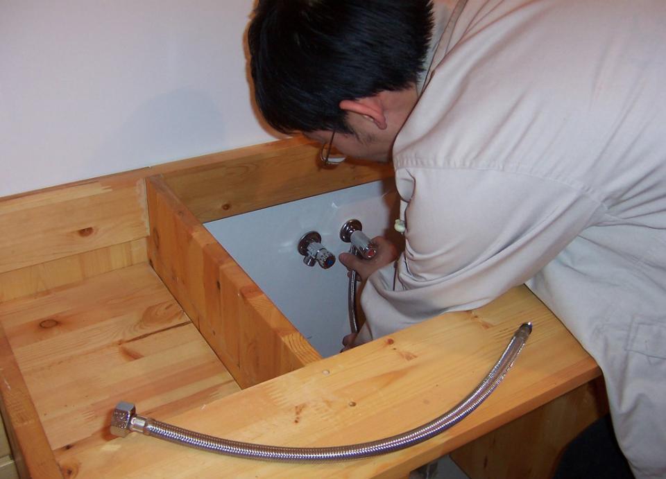 没想到安装水龙头这么简单!以后再也不请工人了,浪费钱