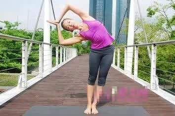 半月式瑜伽有效减腰腹脂肪:半月式瑜伽动作图