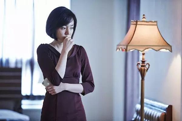 《隐秘的诱惑》是导演尹载久改编自法国侦探悬疑小说《女傀儡》,该小说曾在1964年拍摄成电影《玉面金刚布美人计》由肖恩·康纳利主演,这是一次成功的翻拍,被重新定位成一部带有犯罪惊悚元素的爱情电影。
