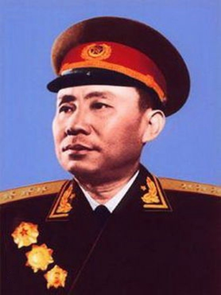 刘震（1915－1992）湖北孝感人
1932年任鄂东北道委特务大队特务员。1950年11月，刘震调任东北军区空军司令员兼志愿军空军司令员，他指挥空战，屡战屡捷。是中国人民解放军高级将领。中国人民解放军空军的奠基人之一。1955年被授予上将军衔，荣获一级八一勋章、一级独立自由勋章、一级解放勋章。是中国共产党第八届候补中央委员，第十一、十二届中央委员。一九八五年在中国共产党全国代表会议上被增选为中央顾问委员会委员。来源：《中国共产党新闻网》