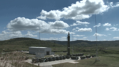 1975年服役。东风-4全长27.5米，直径2.25米，发射重量82吨，采用的是液体燃料火箭发动机，两级结构。东风-4是我国早期远程导弹中比较少见的能够进行机动发射的中远程弹道导弹，最大射程4800公里，可以打击美国关岛基地以及莫斯科等欧洲地区的大部分目标。