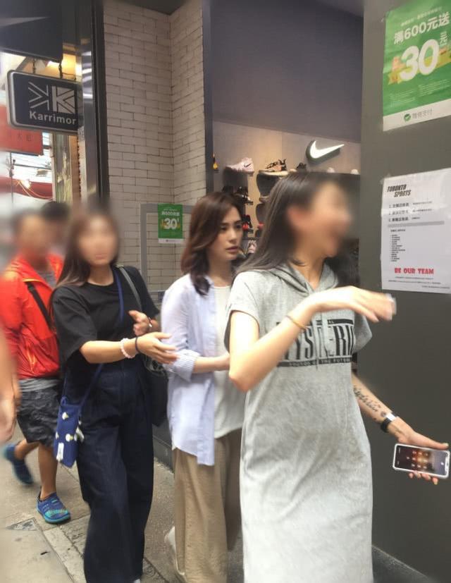 香港街头偶遇普通着装的阿娇,路人镜头下依旧