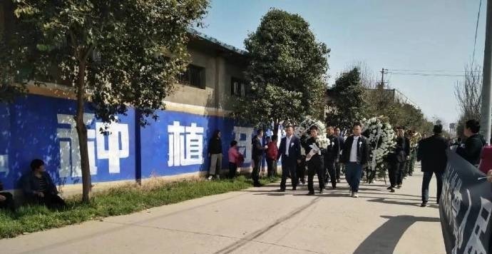 近日，海军某部一架战机在海南省乐东县境内组织飞行训练时失事，两名飞行员不幸牺牲，其中一名飞行员任永涛是陕西省西安市鄠邑区人。3月18日，在鄠邑区举行“接英雄烈士回家”纪念活动，不少民众来到现场缅怀英烈。
