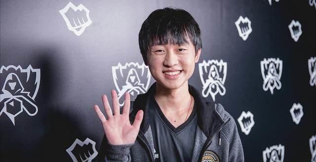 uzi有个姐姐,叫简淑君,经常在微博发uzi的趣事.