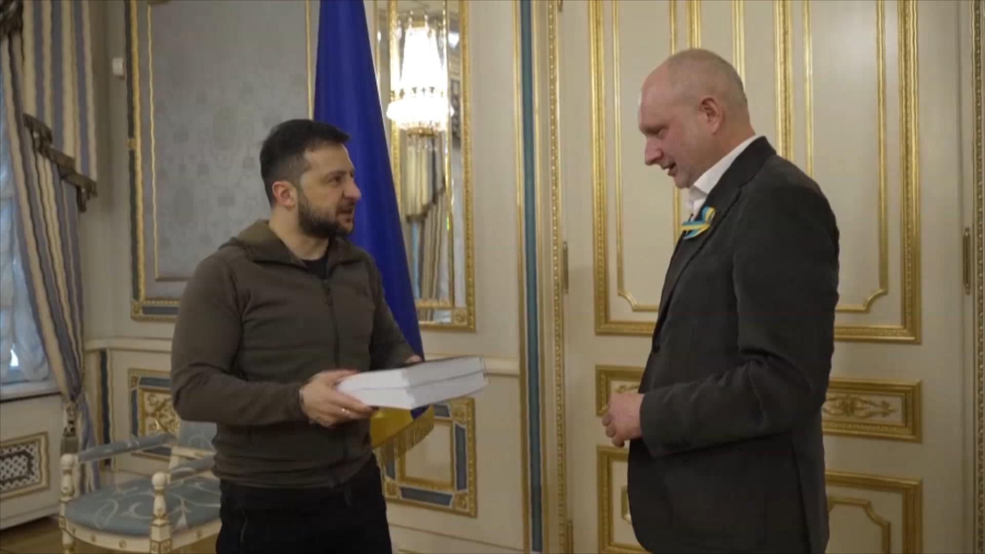 泽连斯基向欧盟递交申请入盟“问卷调查表” 泽连斯基向欧盟递交申请入盟“问卷调查表”