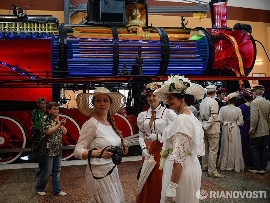 机车阅兵式上的演员与游客。