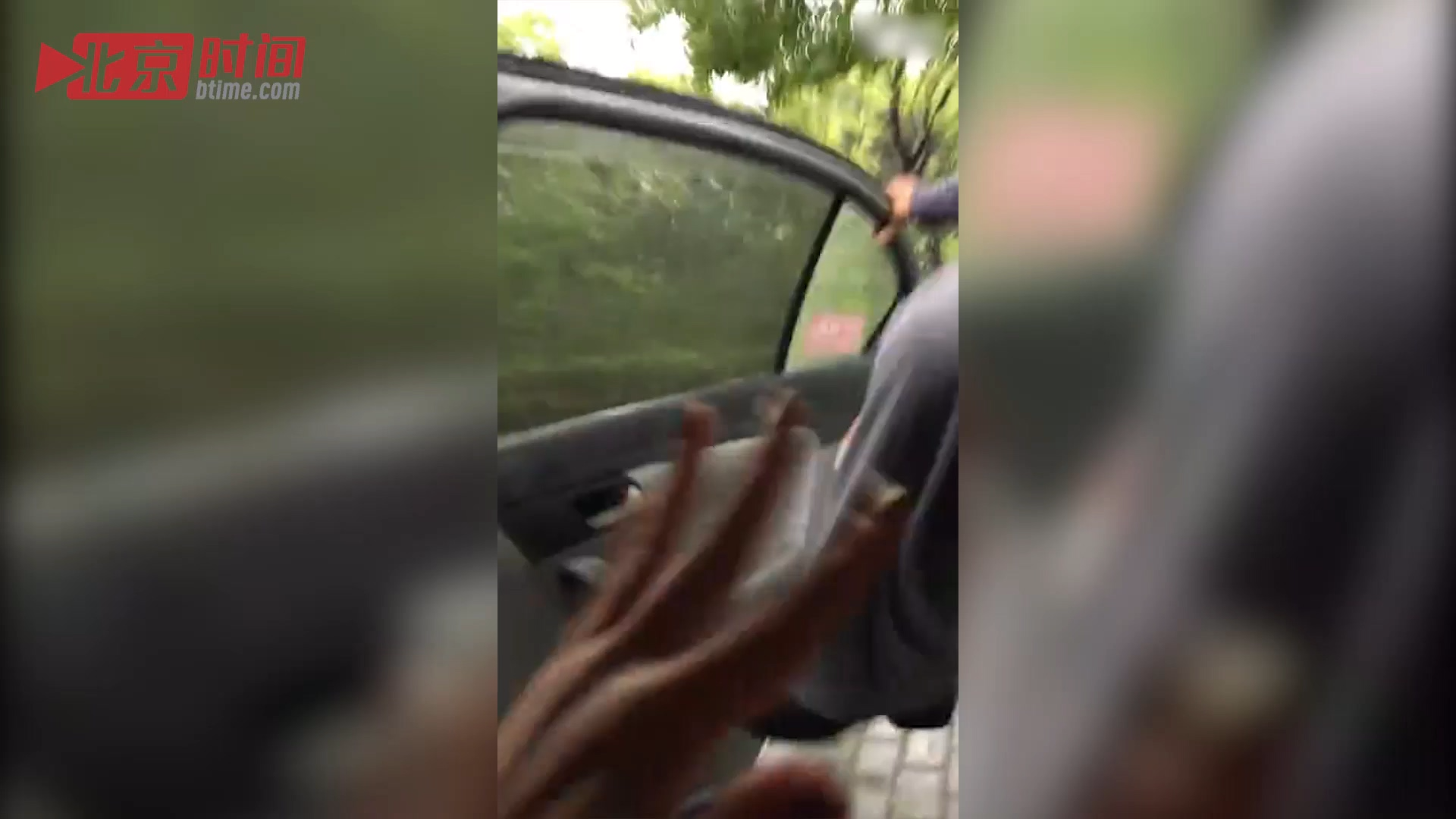 的哥被质疑绕路脚踹女乘客:信不信我踩死你 的哥被质疑绕路脚踹女乘客:信不信我踩死你