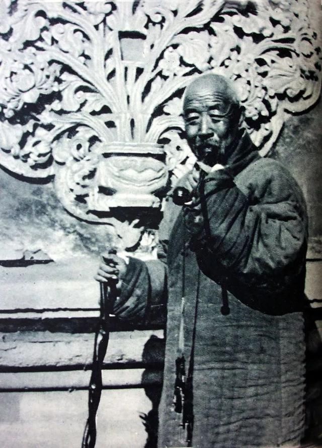 北京大钟寺的住持是一位喜爱抽烟杆的慈祥和尚