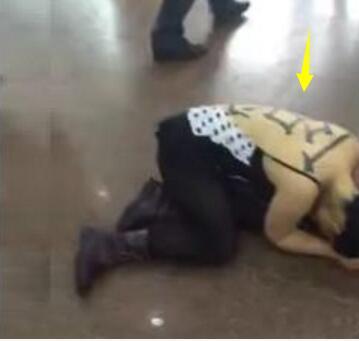 年轻女子裸背蹲商场人群中 背后印个大字 年轻女子裸背蹲商场人群中 背后印个大字