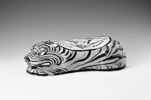 出土随葬器物虎形瓷枕. 省考古所供图