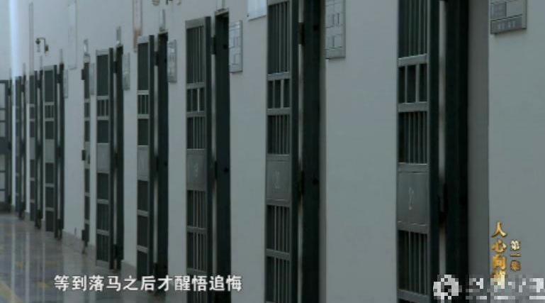 最初，监狱共建有4幢白色楼房，后进行了扩建。1967年，秦城监狱增加了6栋楼房和6个院子。