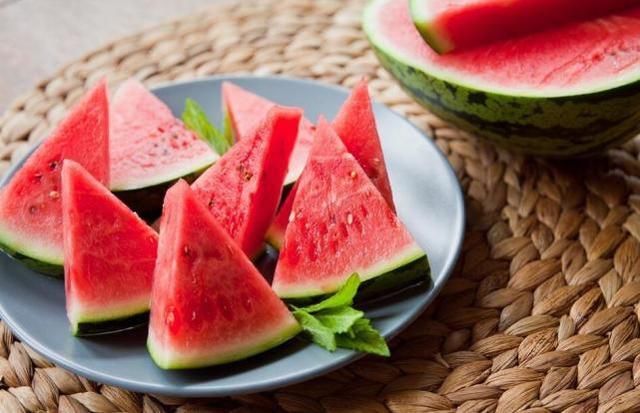 韩国人来中国旅游,最喜欢这两样食物,不只自己