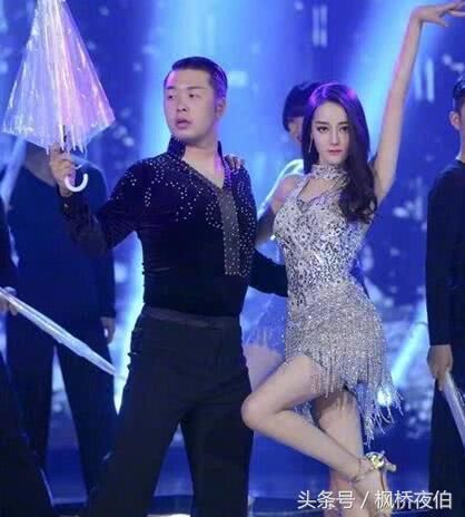 迪丽热巴直播领奖,频繁捂胸口遭网友吐槽:身材