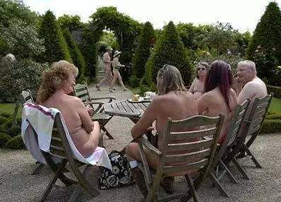 很多国家都有躶体小镇，但最大、最著名的一个，在法国。对，就是那个号称最浪（漫）的国度的发国。这个小镇叫Le Cap d'Agde ，坐落在法国南部蒙彼利埃市附近，是一个面向地中海的小城 ，每一年都吸引很多裸跑者前来。这里便是“天体运动者”的天堂——全欧洲最著名的天体村，在这里的每个人都不-穿-衣-服！