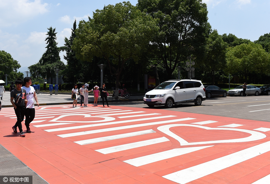 浙江义乌首条爱心斑马线启用