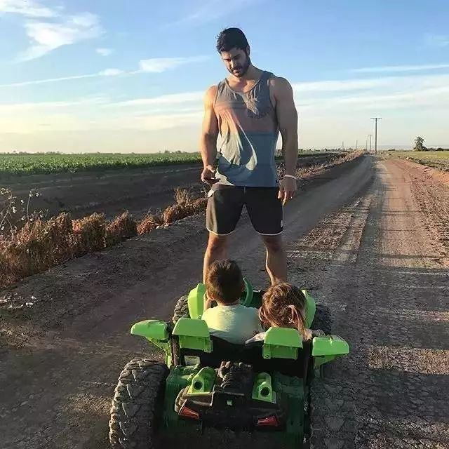 性感!!!当2米肌肉男只穿着内裤做早餐,女人会想什么?