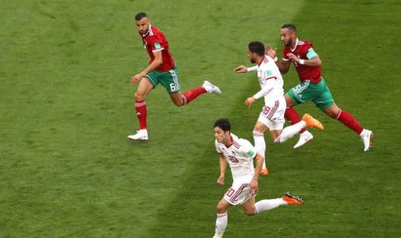 伊朗靠强硬防守和对抗赢摩洛哥,国足拼搏精神