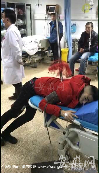 安徽一名男子被红缨枪扎进后背 枪全长2米多