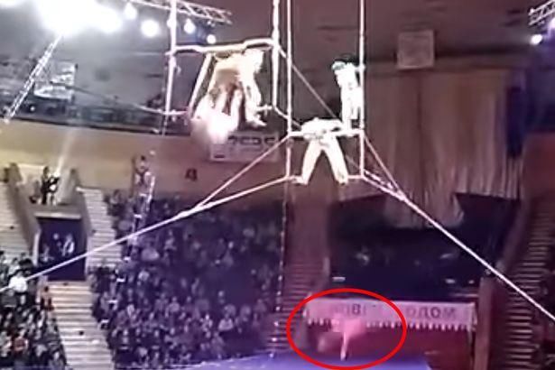 俄罗斯马戏团事故 空中飞人从四层楼高坠落昏
