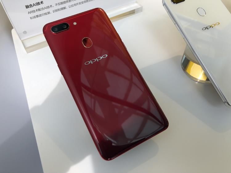OPPO 推出带刘海全面屏手机,说在颜色上下
