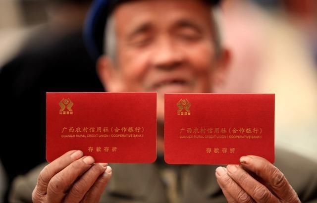 农民每年交100元养老金,交够十五年之后能领多