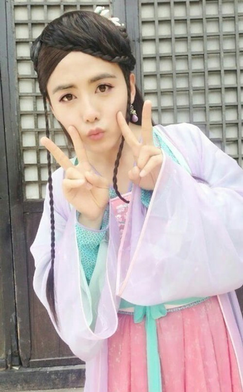 吴磊萌萌的三石弟弟.笑的十分娇羞了.