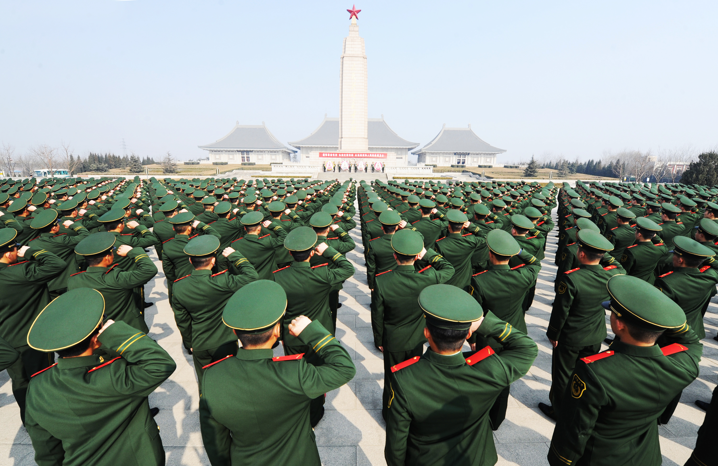 2013年清明前夕，武警天津总队官兵缅怀革命英烈，誓言以实际行动传承革命精神，忠实履行使命，永远做党和人民的忠诚卫士。江传景摄