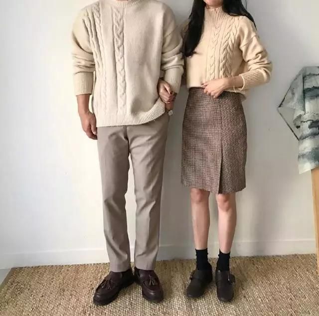 情侣装怎么穿?同色系衣服搭配学起来