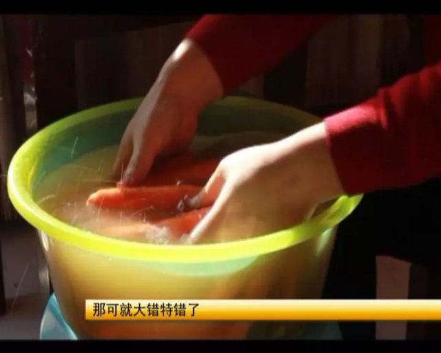 高人能用蔬菜水果做乐器 胡萝卜演奏很动听