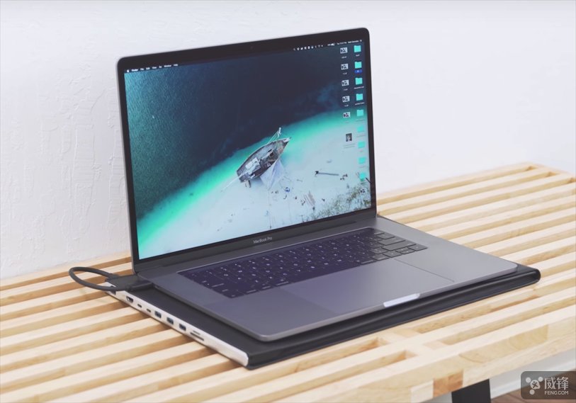 这款 MacBook Pro 保护壳可提供多个接口