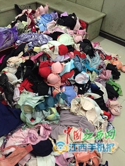 男子偷女性内衣 晚上搂着睡觉